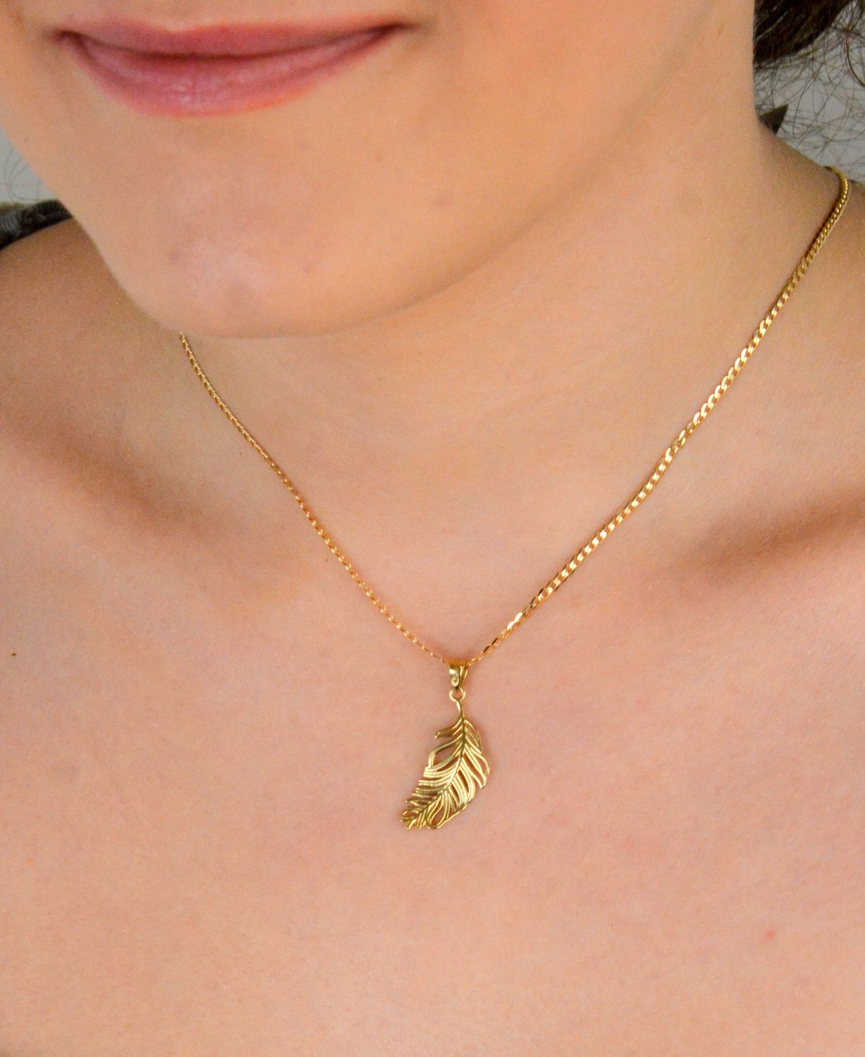 Złota zawieszka pióro z dodatkiem białego złota próba 333, ZA 4375. Ta elegancka zawieszka w kształcie pióra symbolizuje lekkość, wolność i elegancję. 1.jpg